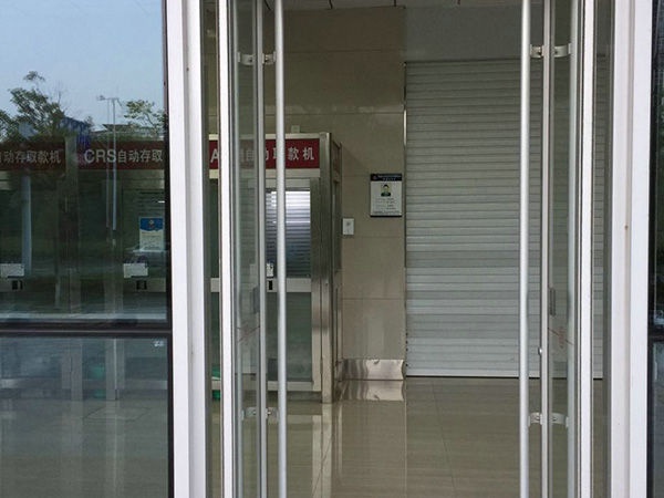 自助取款机门