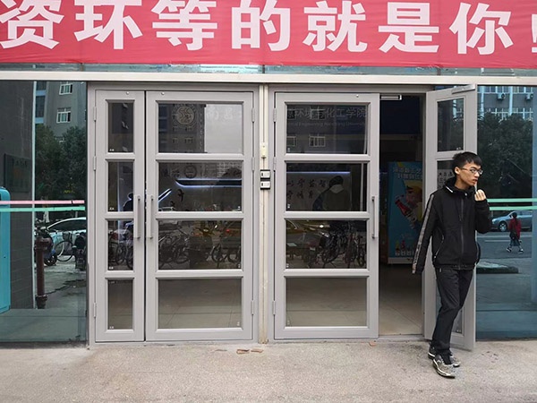 铝合金地弹簧门