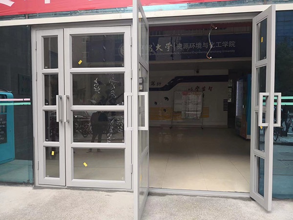 铝合金地弹簧门