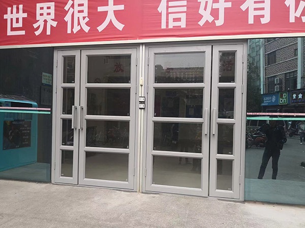 铝合金地弹簧门