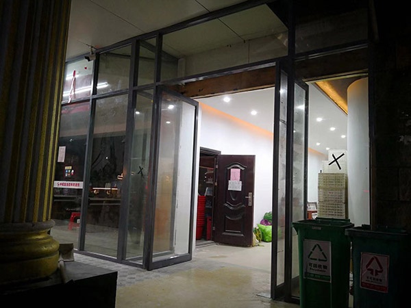 铝合金地弹簧门