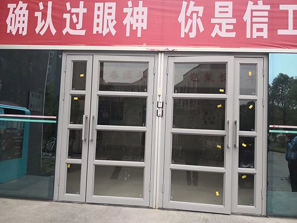 铝合金地弹簧门