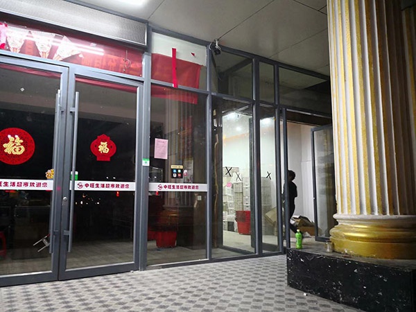 铝合金地弹簧门