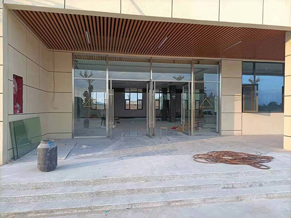 不锈钢地弹簧门