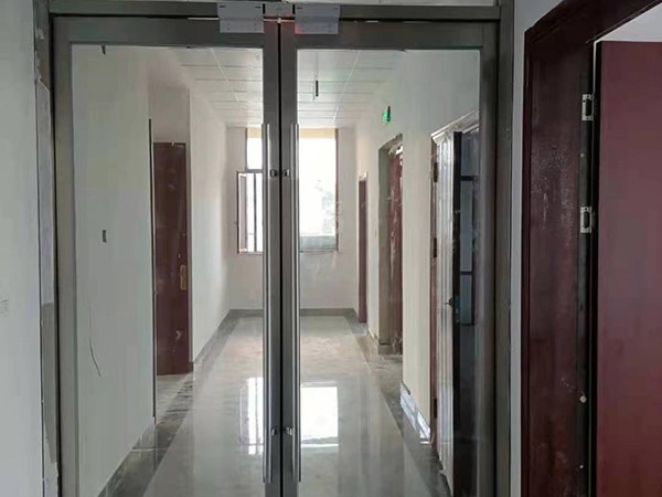 不锈钢地弹簧门